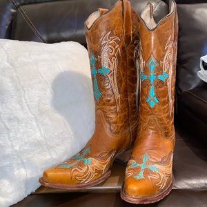 Woman’s Boots size 9, worn twice and in amazing condition